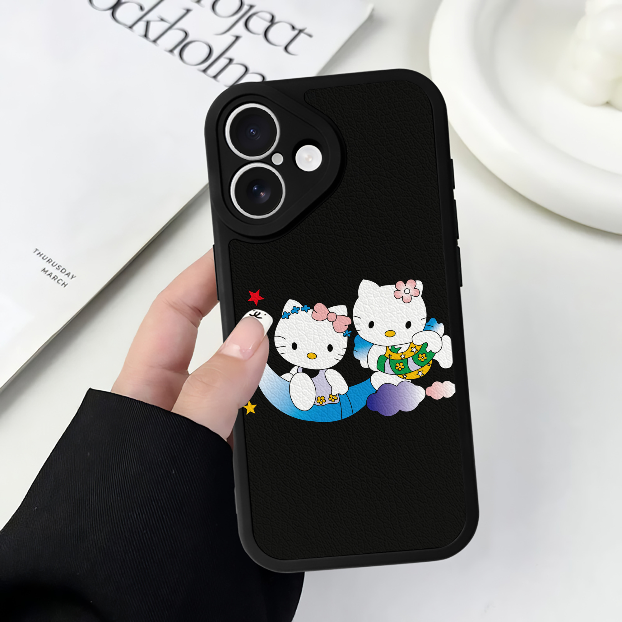 （画像用） Hello Kitty ハローキティ 【iPhone 16シリーズ対応】シリコンスマホケース（レザー調） 材質：シリコン